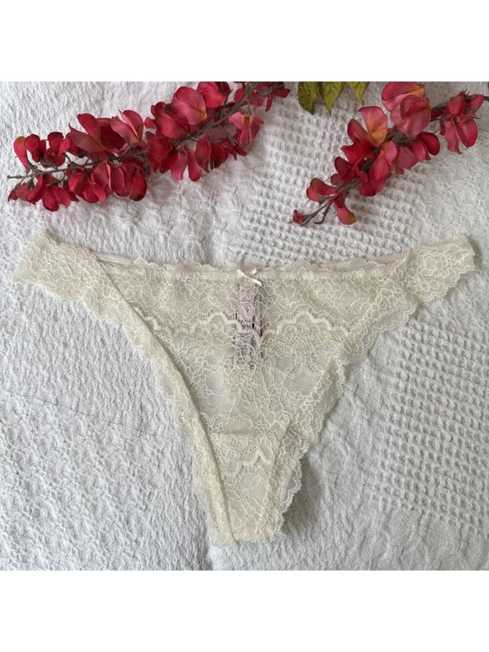 VICTORIA'S SECRET L LARGE IVORY CREAM DREAM ANGELS  LACE THONG PANTIES NWT
